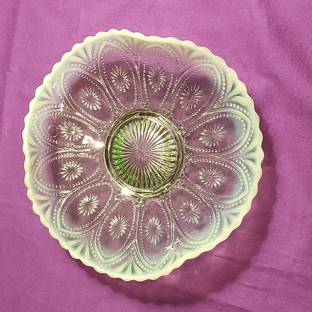 Northwood glass bowl, Spokes and Wheels Opalescent edge, tri fold***